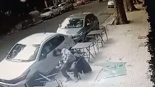 Accidente en Belgrano: un vidrio se desprendió desde un balcón y dejó herido a un vecino en la vereda de un bar