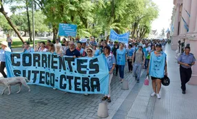 Paro docente en Corrientes: el Gobierno aplicó la nueva Ley Laboral y los gremios levantaron la medida
