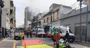 Un incendio en un taller de autos en Parque Patricios obligó a evacuar dos escuelas: no hay heridos