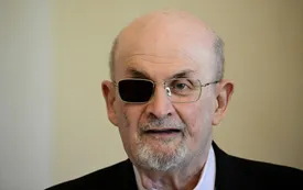 Los detalles del juicio al agresor de Salman Rushdie que lo apuñaló una docena de veces