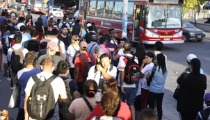 Trenes: convocan a una reunión con los gremios para destrabar el paro mientras hay largas colas para tomar colectivos