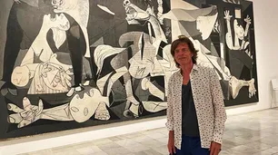 Mick Jagger compartió una foto junto al Guernica y desató una polémica