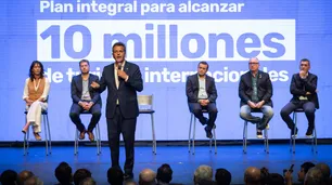 Massa presentó el plan integral de promoción y desarrollo del turismo internacional