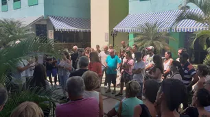 Argentinos varados en Cuba están desesperados por la falta de medicamentos y agua