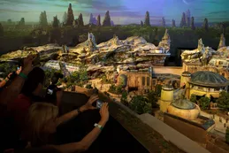 La tierra de Star Wars atrae un nuevo y lucrativo público para Disney