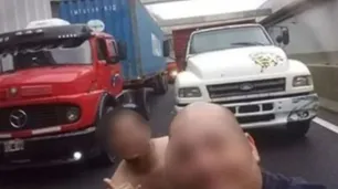 Locos al volante: dos camioneros se sacaron una selfie en el Paseo del Bajo
