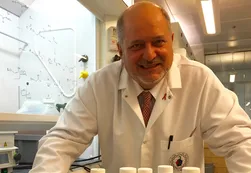 Halló la cura de la hepatitis C, se hizo millonario y va por el Nobel