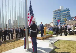Histórico: Kerry aterrizó en La Habana e izaron la bandera estadounidense