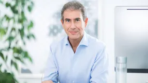 Quién es Maurice Ostro, el influyente emprendedor británico con el que se reunirá Javier Milei en Davos