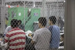 Hacinados, sin agua y mal alimentados: la vida de los migrantes en centros de detención de EE.UU.