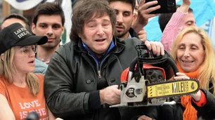 Javier Milei según el Wall Street Journal: "Ex rockero de pelo revuelto que promete rehacer Argentina"