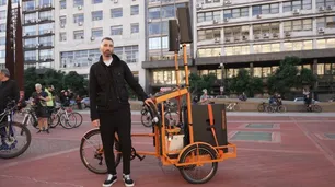 “La bici naranjita”, el proyecto de música electrónica sustentable que recorre la ciudad