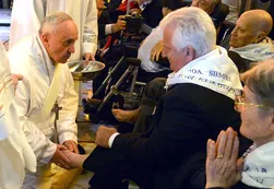El papa Francisco lavó los pies a 12 enfermos y ancianos