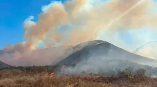 Incendio en Córdoba: Coordinan bomberos y aviones hidrantes para controlar tres focos en La Calera