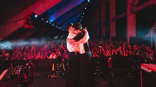 Peces Raros desafió a la tormenta y convirtió al Estadio UNO en una rave de rock oscuro
