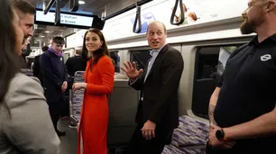 Subte, cerveza y un distraído: el paseo de los príncipes de Gales en la previa a la coronación