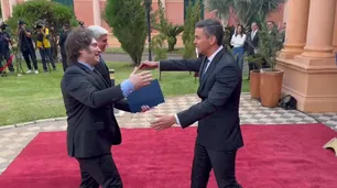 Javier Milei llegó a Paraguay y fue recibido por el presidente Santiago Peña
