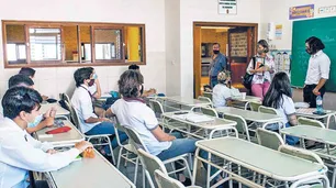 Gremios docentes reclaman "suspensión de clases ya" y "vacunación masiva"