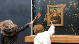 Inmutable, La Gioconda sigue 'almorzando' en el Louvre: esta vez activistas alimentarias le tiraron sopa