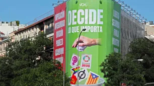 "Lona del odio": piden a Vox que retire su polémico cartel en el centro de Madrid