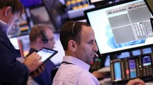 Mercado récord en octubre: el riesgo país cayó más de 20% y los bonos subieron más del 30%