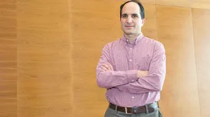 Juan Maldacena volvió a la UBA y cautivó al hablar de agujeros negros