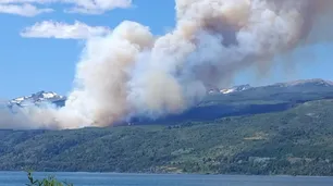 El fuego en el Parque Nacional Los Alerces avanza hacia Esquel: ya afectó más de 3500 hectáreas de bosques y hubo evacuaciones preventivas