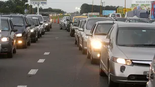 Más de dos mil autos por hora: comenzó el gran éxodo turístico y el caos en las rutas