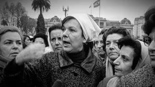 El grito de las madres y abuelas ante la prensa extranjera que rompió el muro de la dictadura