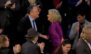 El video del beso en la boca entre la esposa de Joe Biden y el marido de Kamala Harris que se hizo viral