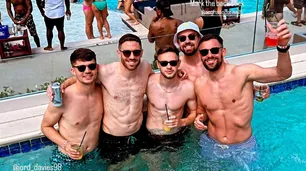 Fiestas en piletas y discotecas de Las Vegas: el agasajo de Ryan Reynolds a sus jugadores del Wrexham