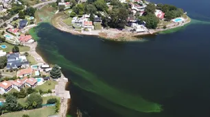 "Nos están pudriendo el agua": Villa Carlos Paz denunció la contaminación del emblemático Lago San Roque