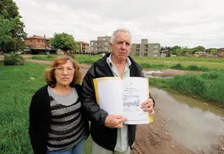 Vecinos denuncian que Cariglino ocupó tierras de viviendas privadas