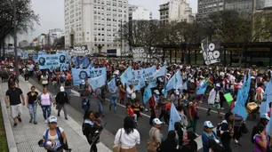 El Gobierno planea desindexar los planes sociales