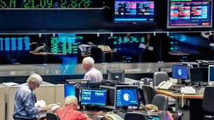 Dólar a la baja, fuerte descenso del riesgo país y mínimo descenso del petróleo
