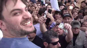 "Transacción hecha": Marra vendió un dólar blue durante una caravana junto a Milei