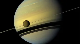 Dan a conocer el primer mapa global de una luna de Saturno que podría albergar vida