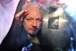 Acusan a una empresa española de haber espiado a Julian Assange para la CIA