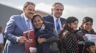 ​​​​​Alberto Fernández y Ricardo Quintela afianzaron su vínculo inaugurando viviendas en Chilecito