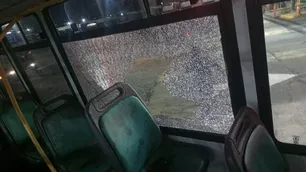 Denuncian ataques a colectivos en el inicio del paro general: les tiraron piedras a los choferes
