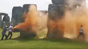 Condenan a ecologistas por intentar pintar el jet de Taylor Swift en Londres