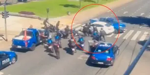 De Mataderos a Saavedra: una impactante persecución policial por un auto robado terminó en operativo cerrojo y choque