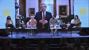 Movimientos sociales pujan por lugares en las listas y reciben el respaldo de Alberto Fernández