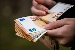 A cuánto cerró el euro blue hoy jueves 8 de enero del 2026