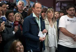 Insaurralde votó y dijo que "decidirá el martes" si viaja a Miami y Saint Barth