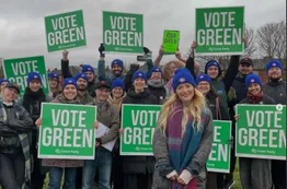 Hannah Spencer es gasista y plomera, y sorprendió al ganar en Manchester, a la derecha y al laborismo