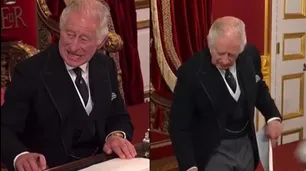 El primer video viral de Carlos III fue "mostrándole los dientes" a sus asistentes