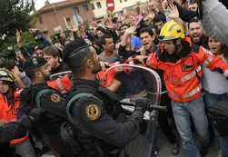 Cataluña: más de 300 heridos en represión policial contra votantes del referéndum
