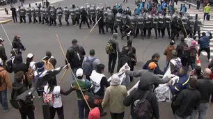 Enfrentamientos entre la Policía y los manifestantes en la 9 de Julio