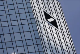 Deutsche Bank enfrenta rechazo a fusión con empleos en peligro